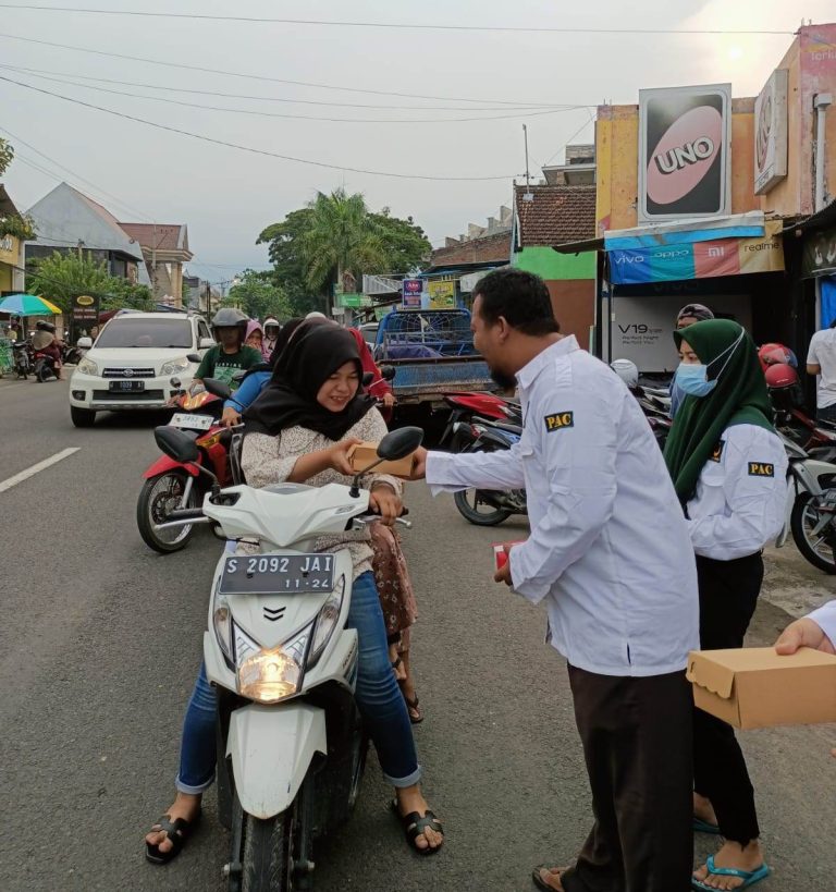 Harap Berkah Ramadhan, Partai Bulan Bintang Lamongan Bagikan Ratusan Takjil