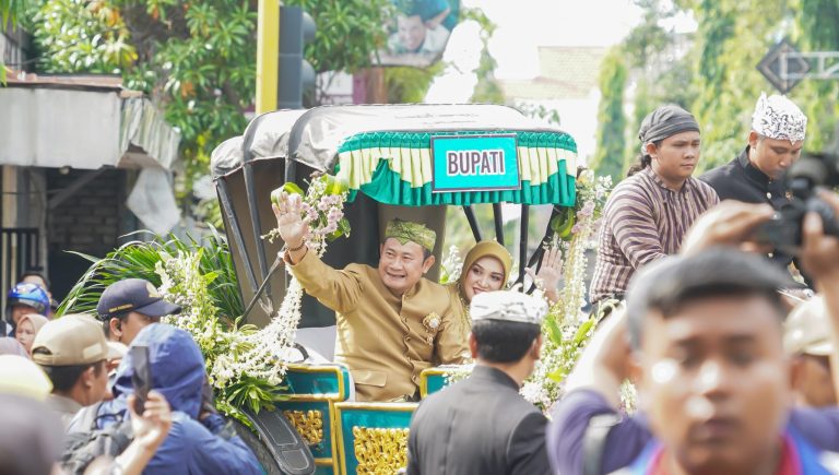 Luar Biasa, Masyarakat Antusias Ikuti Kirab Pataka Lamongan