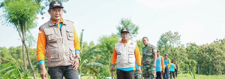 Mitigasi Bencana Alam, Bupati Lamongan Tanam 1500 Bambu di Gedangan