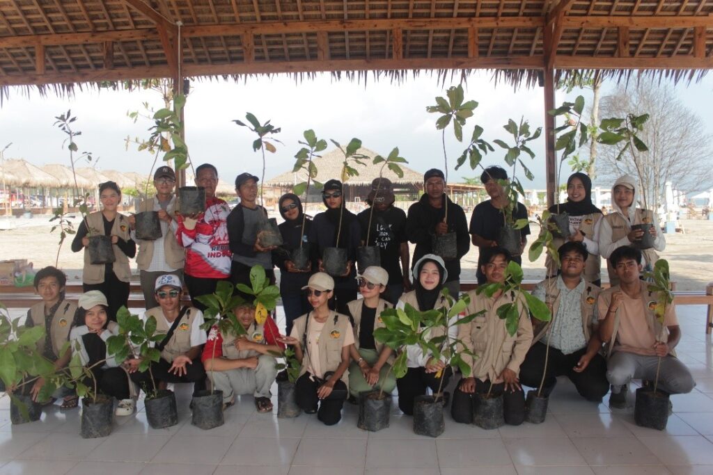 Tanam Cemara dan Ketapang, Mahasiswa KKN 134 UNS Bantu Atasi Abrasi di Pantai Way Urang Lampung Selatan