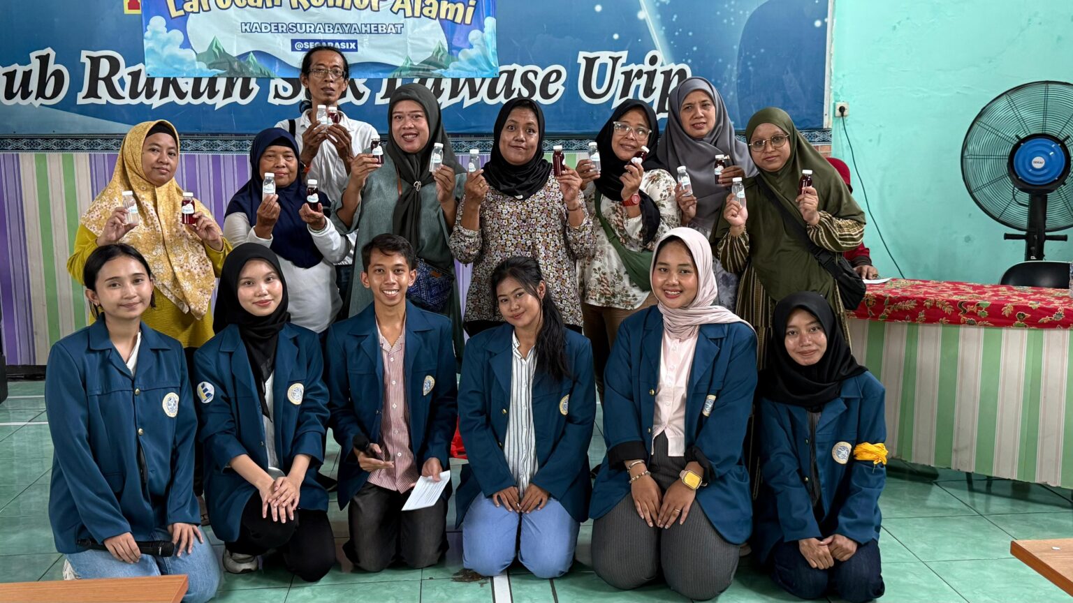 Mahasiswa UNAIR Berdayakan Ibu-Ibu KSH Lewat Pelatihan Pembuatan Obat Kumur Herbal Dokumentasi Kegiatan Kelompok 6 Kelas PDB 55 Mahasiswa UNAIR Bersama Ibu-Ibu KSH, di Balai RW.06 Kelurahan Mojo, Kecamatan Gubeng, Kota Surabaya, Jawa Timur, Sabtu (25/10/2025),