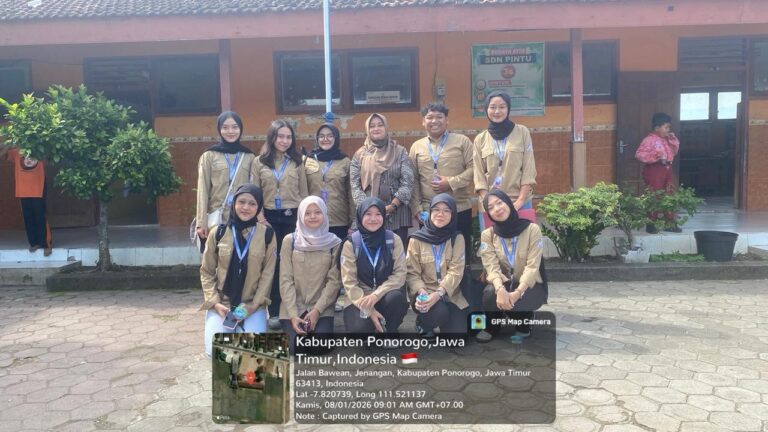 Mahasiswa PKL FKM UNAIR berfoto bersama pihak SD Negeri Pintu usai pelaksanaan observasi Unit Kesehatan Sekolah (UKS) di Kecamatan Jenangan, Kabupaten Ponorogo, Kamis (08/01/2026).